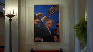 Смена портрета Трампа в …