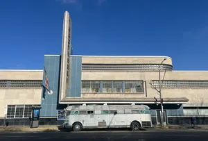 Художник превращает автобус Greyhound …