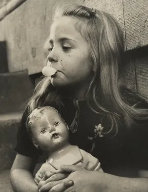 Вдова фотографа Бенна Митчелла …