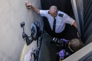 Banksy создает политический мурал …