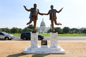 Скульптура Трампа и Эпштейна …