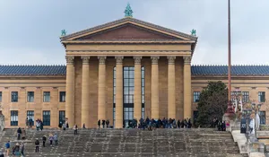 Уволенная директор Саша Суда …