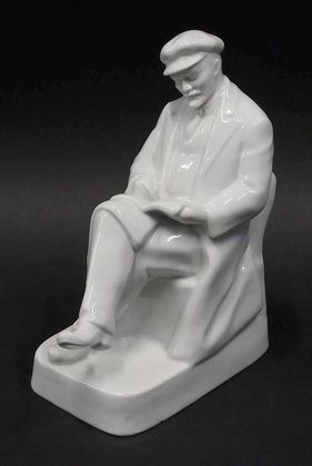 Фигурка Ленина в стиле Дулево без декора, сидящего и читающего, высотой 22 см.