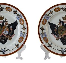 A PAIR OF RUSSIAN PORCELAIN PLATES WITH IMPERIAL