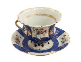 Фарфоровая кофейная чашка и блюдце Кузнецова, конец XIX века