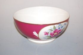 A Russian porcelain bowl from the Kuznetsov Dulevo factory, with export mark for 1926-35,