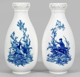 A pair of Art Nouveau vases with hunting decoration.