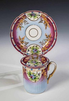 Lidded cup with saucer Kuznetsov brand between 1891 - 1917 Cylindrical cup with partial