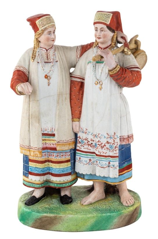 Фигура "Две мордовские женщины" из русского фарфора, Дмитровская фарфоровая фабрика, конец 19-начало 20 века