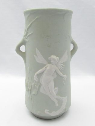 Старинная русская ваза из пате-сюр-пате фарфора в стиле ар-нуво, высота 22,5 см.