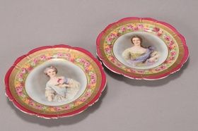 Декоративные тарелки с портретами дам и цветочными бордюрами.