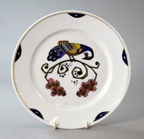Фарфоровая тарелка MS Кузнецова, ок. 1910 г., с павлином в центре