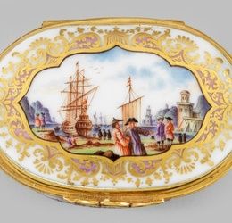 Meissen snuffbox with merchant shipping scenes.