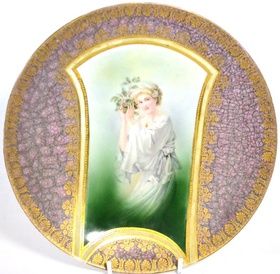 Фарфоровая тарелка Кузнецова с изображением девушки и букетом цветов.