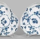 A pair of decorative bowls with strawflower pattern.