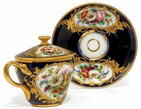 A SEVRES-STYLE PORCELAIN CHOCOLATE CUP, COVER AND STAND