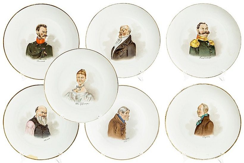 Редкий набор тарелок-зарядников с персонажами из "Мертвых душ" Гоголя