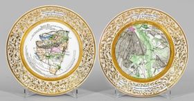 Несколько сувенирных тарелок с картографией.
