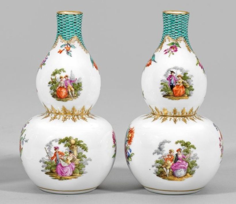 Пара декоративных ваз с рисунками Ватто и цветочным орнаментом.