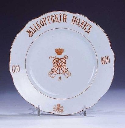 Фарфоровая тарелка Кузнецова с кириллической надписью "Полк Выборгский"