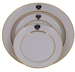 A SET OF THREE RUSSIAN PORCELAIN CHARGER AND PLATE, 1900