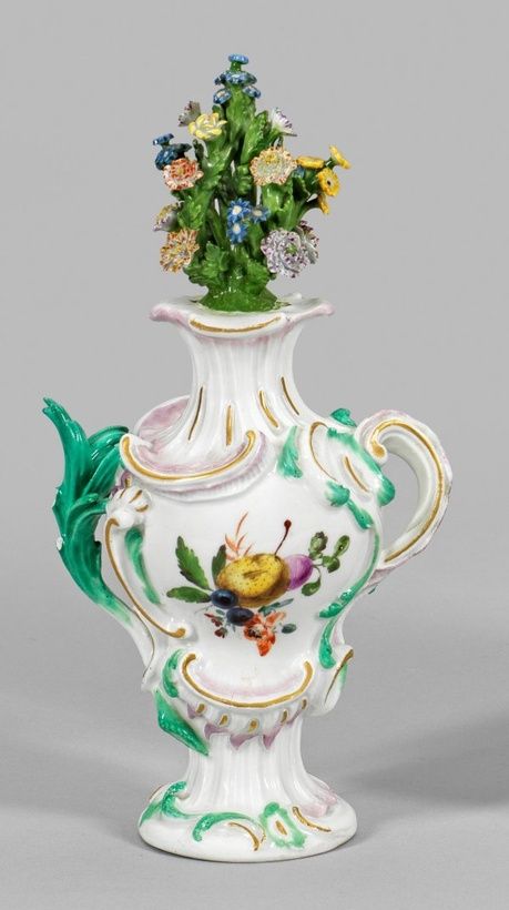 Маленькая цветочная ваза в качестве украшения на столе