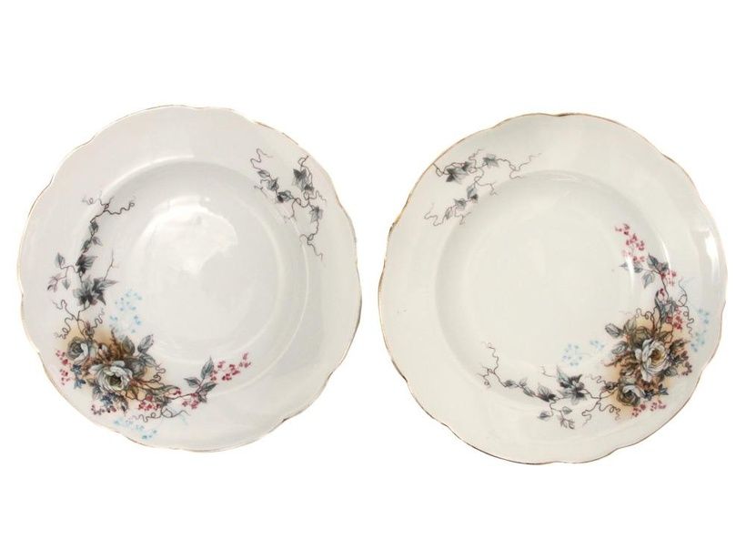 A PAIR OF RUSSIAN PORCELAIN PLATES BY KUZNETSOV