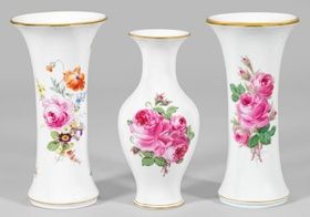 Три фарфоровые вазы с цветочным узором