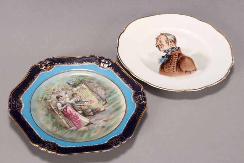 Две декоративные тарелки . С портретом  и фарфоровая тарелка с дамами в саду