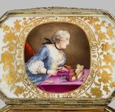 Snuffbox with feathered decoration and a portrait of a lady.
