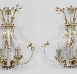 Набор из четырех французских стеклянных и позолоченных металлических настенных светильников