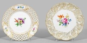 Два декоративных тарелки с цветочным украшением.