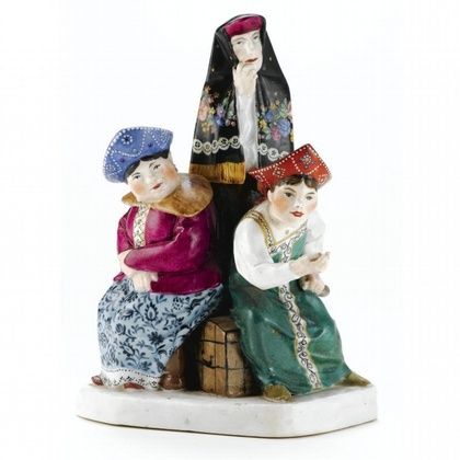Советская фарфоровая группа "Кумушки" с изображением трех сплетников