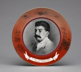 Советская фарфоровая тарелка с портретом И.В. Сталина и посвящением