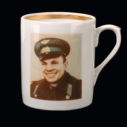 SOVIET PORCELAIN MUG WITH ASTRONAUT YURI GAGARIN PORTRAIT, DULEVO PORCELAIN FACTORY, 1961