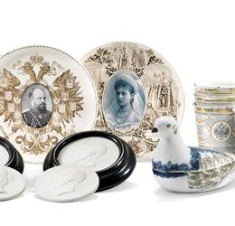 A GROUP OF COMMEMORATIVE PLATES, PLAQUES AND CORONATION CUPS