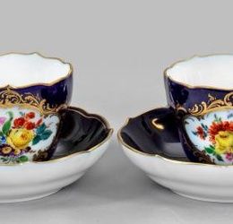 A few espresso cups with floral decoration.