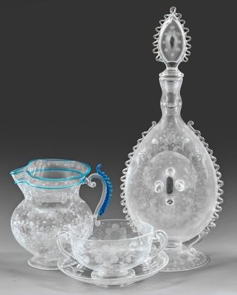 Трехэлементная коллекция состоит из графина с пробкой, декоративного кувшина и двуручной чаши