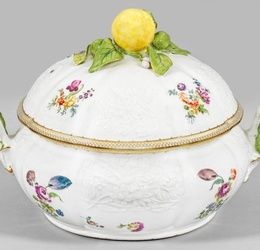 Large lidded tureen with "German Flower" decoration.