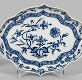 Offer plate with onion pattern decoration