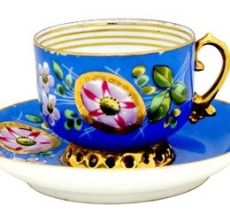 Старинная чашка и блюдце Кузнецовского фарфора: роскошь русского декоративного искусства