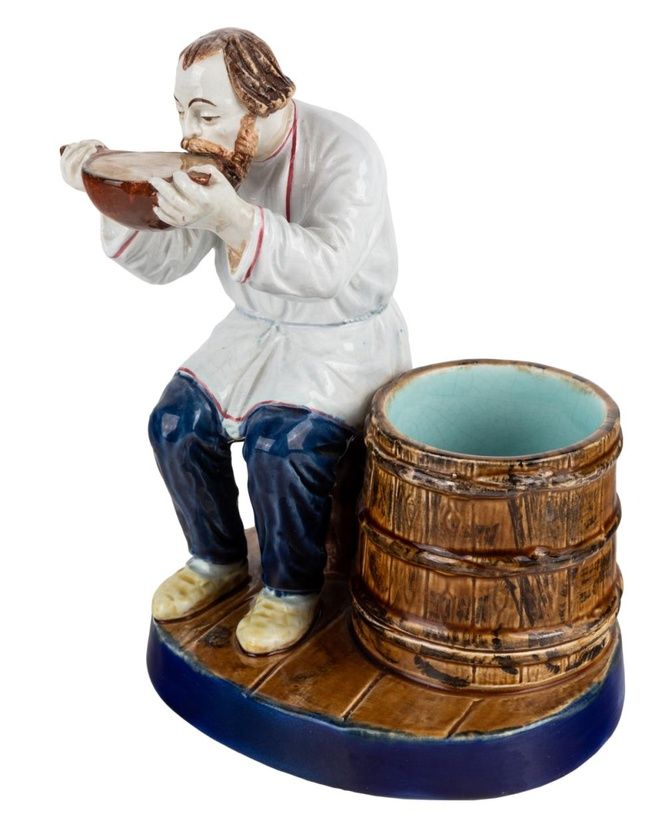 Фарфоровая фигура крестьянина, пьющего из ковша, фабрика Кузнецова, конец XIX века