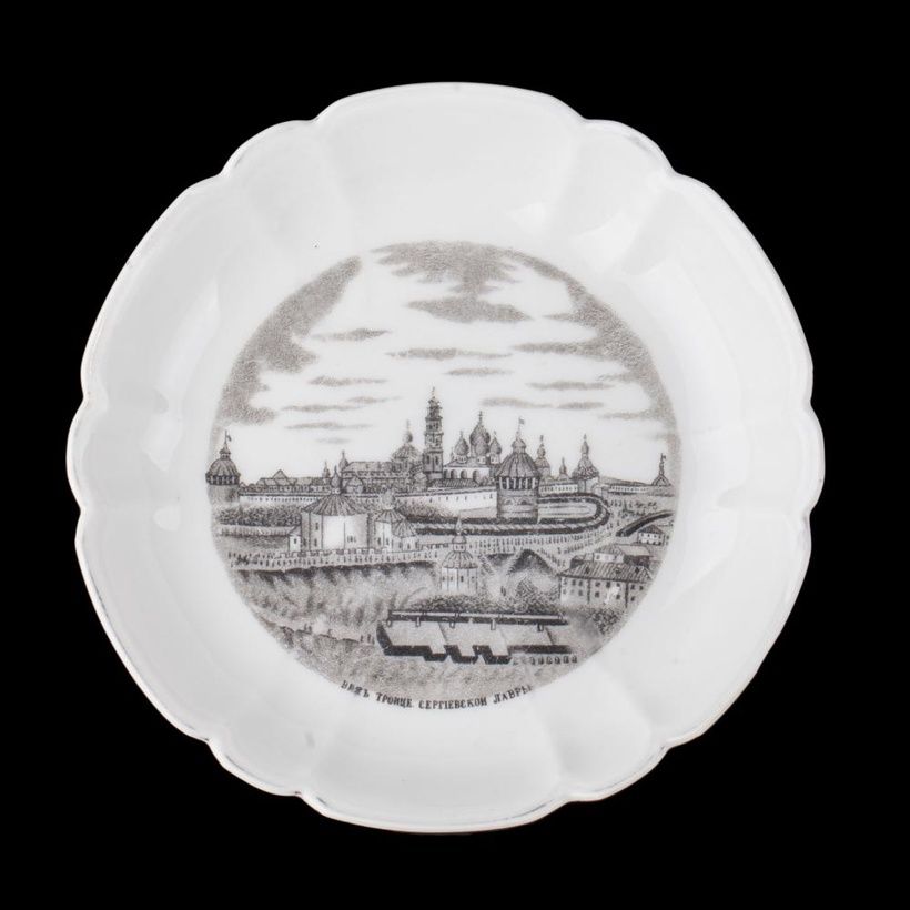 Фарфоровая тарелка с видом Сергиевой Лавры от фабрики Кузнецова