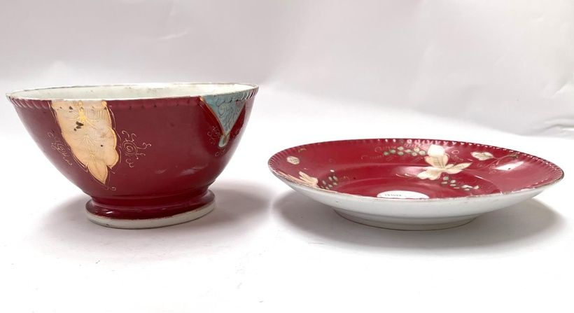 Комплект фарфоровой посуды Кузнецова с узором виноградной лозы.