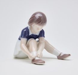 Figure "Girl fastening her shoes"