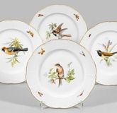 Six dinner plates with bird decoration.