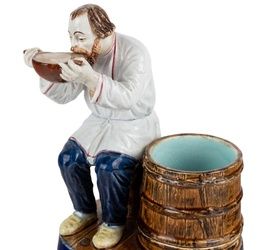 Фарфоровая фигура крестьянина, пьющего из ковша, фабрика Кузнецова, конец XIX века