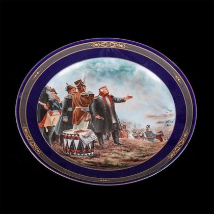 Декоративная фарфоровая тарелка "На полях Бородинского сражения" с золотым декором.