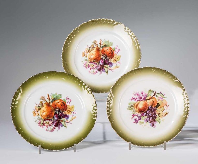 Тарелки с фруктами и цветами фарфоровой фабрики Кузнецов, начало XX века