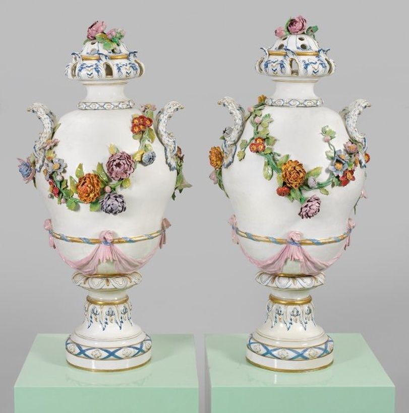 Пара монументальных крытых ваз с скульптурным цветочным украшением.